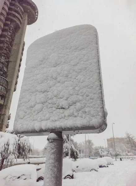 도시에 완전히 눈덮인 표지판 — 스톡 사진