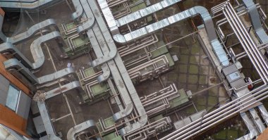 İç avluda havalandırma kanalları var, yukarıdan görülüyor..