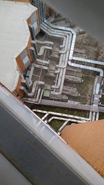 İç avluda havalandırma kanalları var, yukarıdan görülüyor..