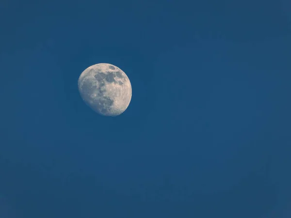 Volle Maan Een Volledig Blauwe Wolkenloze Hemel — Stockfoto