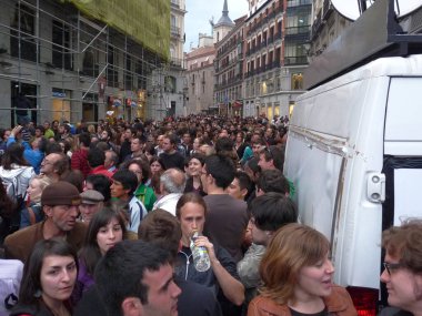Madrid, İspanya; 19 Mayıs 2011. 15-M protestoları sırasında Madrid 'deki Calle del Carmen' de insan yoğunluğu (Indignados). Fotoğraf 9 Mayıs 2011 'de Madrid, İspanya' da çekildi.