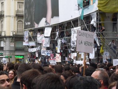 Madrid, İspanya; 19 Mayıs 2011. 15-M protestoları sırasında Madrid 'deki Puerta del Sol' da pankartlı (Indignados) insanların konsantrasyonu. Fotoğraf 9 Mayıs 2011 'de Madrid, İspanya' da çekildi.