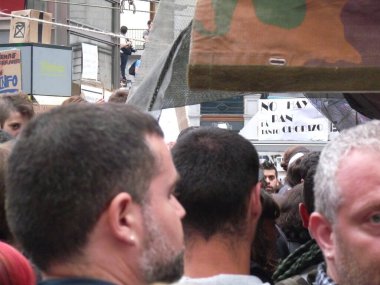 Madrid, İspanya; 19 Mayıs 2011. 15-M protestoları sırasında Madrid 'in Puerta del Sol kentindeki insanların yoğunlaşması (Indignados). Fotoğraf 9 Mayıs 2011 'de Madrid, İspanya' da çekildi.