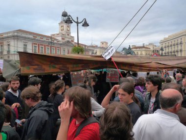 Madrid, İspanya; 19 Mayıs 2011. 15-M protestoları sırasında Madrid 'deki Puerta del Sol' da çadırlar. Fotoğraf 9 Mayıs 2011 'de Madrid, İspanya' da çekildi.