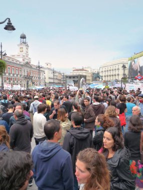 Madrid, İspanya; 19 Mayıs 2011. 15-M protestoları sırasında Madrid 'in Puerta del Sol kentindeki insanların yoğunlaşması (Indignados). Fotoğraf 9 Mayıs 2011 'de Madrid, İspanya' da çekildi.