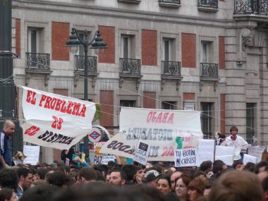 Madrid, İspanya; 19 Mayıs 2011. 15-M protestoları sırasında Madrid 'in Puerta del Sol' unda insanların (Indignados) toplanması. Fotoğraf 9 Mayıs 2011 'de Madrid, İspanya' da çekildi.