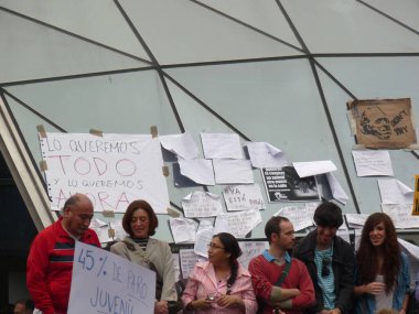 Madrid, İspanya; 19 Mayıs 2011. 15-M protestoları sırasında Sol istasyonunda pankartlarla protesto yapan insanlar. Fotoğraf 9 Mayıs 2011 'de Madrid, İspanya' da çekildi.