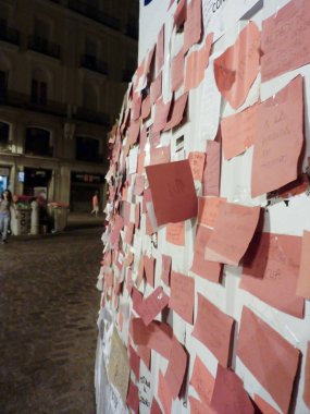 Madrid, İspanya; 23 Mayıs 2011. Puerta del Sol.Fotoğraf: 23 Mayıs 2011 'de Madrid, İspanya' da çekilen bir inşaat sahasının çitlerine bir sürü not kağıdı ve protesto afişleri asıldı.