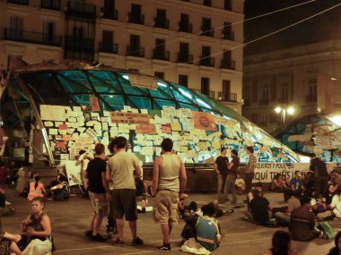 Madrid, İspanya; 23 Mayıs 2011. 15-M protestoları sırasında insanlar Puerta del Sol 'da metro istasyonunun yanında kamp yapıp gösteri yapıyorlar. Fotoğraf 23 Mayıs 2011 'de Madrid, İspanya' da çekildi.