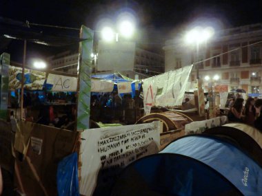 Madrid, İspanya; 23 Mayıs 2011. 15-M protestoları sırasında gece Puerta del Sol 'da çadır ve pankartlar kuruldu. Fotoğraf 23 Mayıs 2011 'de Madrid, İspanya' da çekildi.