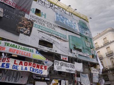 Madrid, İspanya; 23 Mayıs 2011. 15-M protestoları sırasında Madrid 'in Puerta del Sol' undaki iskelede protesto işaretleri asıldı. Fotoğraf 23 Mayıs 2011 'de Madrid, İspanya' da çekildi.