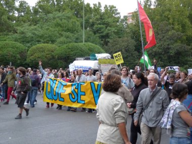Madrid, İspanya; 25 Eylül 2012. Rodea el Congreso protestoları sırasında Kongre önünde protesto pankartları taşıyan göstericiler. 15-M hareketi. Fotoğraf: 25 Eylül 2012 Madrid, İspanya