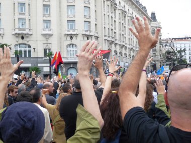 Madrid, İspanya; 25 Eylül 2012. Rodea el Congreso protestoları sırasında Kongre önünde protesto pankartları taşıyan göstericiler. 15-M hareketi. Fotoğraf: 25 Eylül 2012 Madrid, İspanya