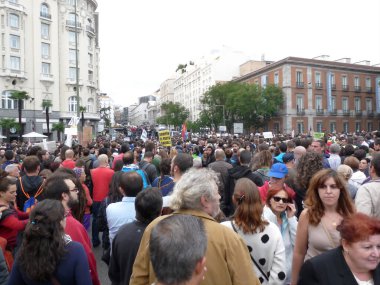 Madrid, İspanya; 25 Eylül 2012. Rodea el Congreso protestolarında gösteri yapan bir grup insan. 15-M hareketi. Fotoğraf: 25 Eylül 2012 Madrid, İspanya