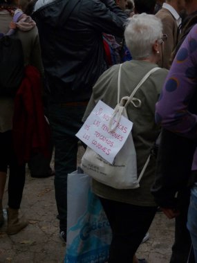 Madrid, İspanya; 25 Eylül 2012. Rodea el Congreso gösterileri sırasında protesto pankartı taşıyan yaşlı bir kadın. 15-M hareketi. Fotoğraf: 25 Eylül 2012 Madrid, İspanya