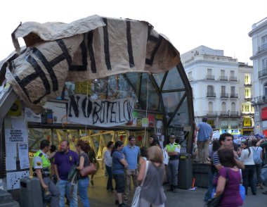 Madrid, İspanya; 26 Mayıs 2011. Madrid 'deki Puerta del Sol istasyonunun girişi protesto afişleriyle dolu. 15-M hareketinden Indignados. Fotoğraf 26 Mayıs 2011 'de Madrid, İspanya' da çekildi.
