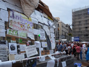 Madrid, İspanya; 26 Mayıs 2011. Madrid 'deki Puerta del Sol istasyonu protesto afişleriyle dolu. 15-M hareketinden Indignados. Fotoğraf 26 Mayıs 2011 'de Madrid, İspanya' da çekildi.