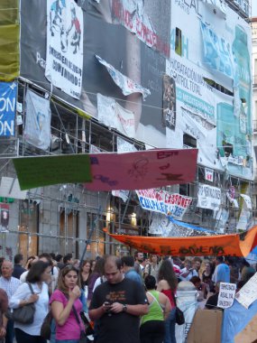Madrid, İspanya; 26 Mayıs 2011. 15-M Indignados kampı sırasında Madrid 'in Puerta del Sol' unda yürüyen insanlar. Fotoğraf 26 Mayıs 2011 'de Madrid, İspanya' da çekildi.