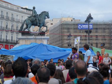 Madrid, İspanya; 26 Mayıs 2011. İnsanlar Madrid 'deki Puerta del Sol' da kamp kurdular, tartıştılar ve miting yaptılar. 15-M hareketinden Indignados. Fotoğraf 26 Mayıs 2011 'de Madrid, İspanya' da çekildi.