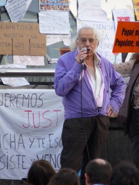 Madrid, İspanya; 26 Mayıs 2011. Madrid 'deki Puerta del Sol' daki 15-M hareketinin Indignados protestolarında konuşma yapan yaşlı bir adam. Fotoğraf 26 Mayıs 2011 'de Madrid, İspanya' da çekildi.