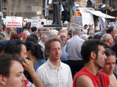 Madrid, İspanya; 26 Mayıs 2011. 15-M Indignados kampı sırasında Madrid 'in Puerta del Sol' unda yürüyen insanlar. Fotoğraf 26 Mayıs 2011 'de Madrid, İspanya' da çekildi.