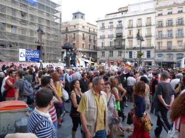 Madrid, İspanya; 26 Mayıs 2011. Madrid 'deki Puerta del Sol' daki 15 M Indignados kampında göstericiler. Fotoğraf 26 Mayıs 2011 'de Madrid, İspanya' da çekildi.