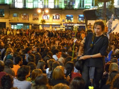 Madrid, İspanya; 27 Mayıs 2011. Madrid 'deki Puerta del Sol' daki 15 M Indignados kampında göstericiler. Fotoğraf 27 Mayıs 2011 'de Madrid, İspanya' da çekildi.