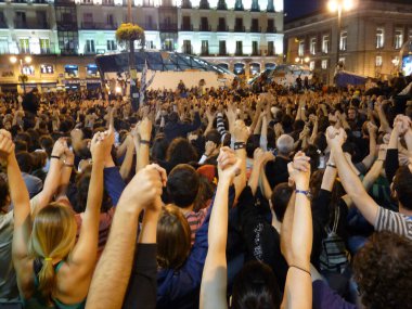 Madrid, İspanya; 27 Mayıs 2011. Göstericiler Madrid 'deki Puerta del Sol' daki 15-M Indignados kampı sırasında ellerini kaldırdılar. Fotoğraf 27 Mayıs 2011 'de Madrid, İspanya' da çekildi.