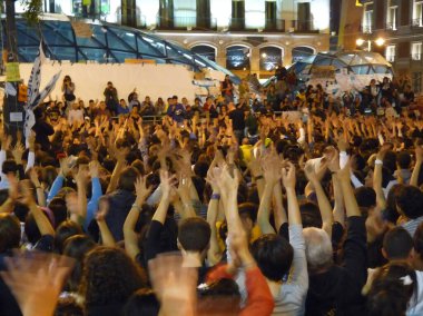 Madrid, İspanya; 27 Mayıs 2011. Protestocular Madrid 'deki Puerta del Sol' daki 15-M Indignados kampı sırasında ellerini kaldırdılar. Fotoğraf 27 Mayıs 2011 'de Madrid, İspanya' da çekildi.