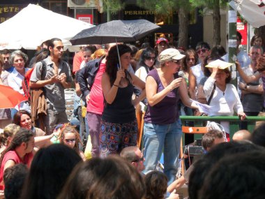 Madrid, İspanya; 28 Mayıs 2011. Madrid 'deki Prosperidad mahallesinde bir toplantıda konuşan bir kız. 15-M hareketi. Fotoğraf 28 Mayıs 2011 'de Madrid, İspanya' da çekildi