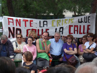 Madrid, İspanya; 28 Mayıs 2011. Madrid 'deki Prosperidad mahallesinde bir toplantıya katılan pankartlı komşular. 15-M hareketi. Fotoğraf 28 Mayıs 2011 'de Madrid, İspanya' da çekildi