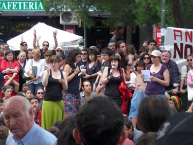Madrid, İspanya; 28 Mayıs 2011. Madrid 'deki Prosperidad mahallesinde bir toplantıda konuşan bir kız. 15-M hareketi. Fotoğraf 28 Mayıs 2011 'de Madrid, İspanya' da çekildi