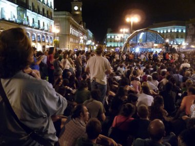 Madrid, İspanya; 29 Mayıs 2011. Madrid 'deki Puerta del Sol' daki 15 M Indignados kampında göstericiler. Fotoğraf: 29 Mayıs 2011, Madrid, İspanya