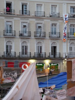 Madrid, İspanya; 29 Mayıs 2011. Madrid 'deki Puerta del Sol' daki evinin balkonundan 15M hareket kampını izleyen kıdemli adam. Fotoğraf: 29 Mayıs 2011, Madrid, İspanya