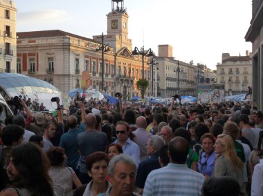 Madrid, İspanya; 29 Mayıs 2011. Madrid 'deki Puerta del Sol' daki 15 M Indignados kampında göstericiler. Fotoğraf: 29 Mayıs 2011, Madrid, İspanya