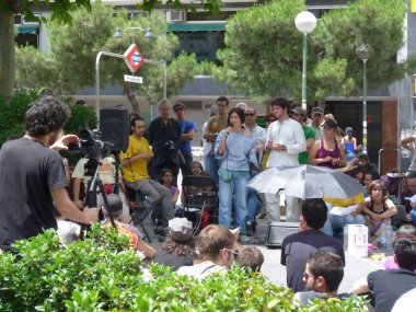 Madrid, İspanya; 4 Haziran 2011. Madrid 'deki Prosperidad mahallesindeki bir toplantıda konuşan genç bir kadın. 15-M hareketi. Fotoğraf 4 Haziran 2011 'de Madrid, İspanya' da çekildi.