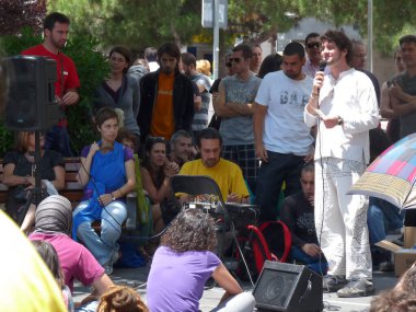 Madrid, İspanya; 4 Haziran 2011. Madrid 'deki Prosperidad mahallesindeki bir toplantıda konuşan genç bir çocuk. 15-M hareketi. Fotoğraf 4 Haziran 2011 'de Madrid, İspanya' da çekildi.