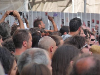 Madrid, İspanya; 11 Haziran 2011. İnsanlar protesto için inşaat alanındaki bariyerlere çarpıyor. Madrid 'deki Puerta del Sol' da 15-M Indignados protestosu. Fotoğraf 11 Haziran 2011 'de Madrid, İspanya' da çekildi.