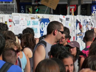 Madrid, İspanya; 11 Haziran 2011. Madrid 'deki Puerta del Sol' da düzenlenen 15-M Indignados protestoları ve kamp sırasında protesto eden insanlar. Fotoğraf 11 Haziran 2011 'de Madrid, İspanya' da çekildi.