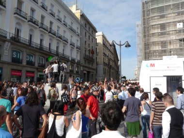 Madrid, İspanya; 11 Haziran 2011. Madrid 'deki Puerta del Sol' da düzenlenen 15-M Indignados protestoları ve kamp sırasında göstericiler. Fotoğraf 11 Haziran 2011 'de Madrid, İspanya' da çekildi.