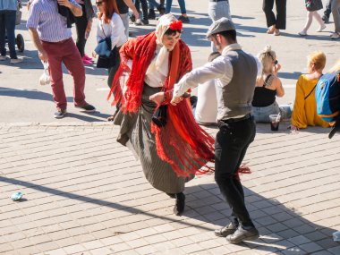 Madrid, İspanya; 15 Mayıs 2018. Madrid halkı San Isidro 'nun çayırında San Isidro' yu kutluyor. Geleneksel danslar yapan geleneksel elbiseli bir çift. Fotoğraf: 15 Mayıs 2018 Madrid, İspanya