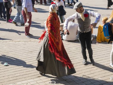 Madrid, İspanya; 15 Mayıs 2018. Madrid halkı San Isidro 'nun çayırında San Isidro' yu kutluyor. Geleneksel danslar yapan geleneksel elbiseli bir çift. Fotoğraf: 15 Mayıs 2018 Madrid, İspanya
