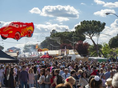Madrid, İspanya; 15 Mayıs 2018. Madrid 'den insanlar San Isidro' nun Madrid 'deki çayırında San Isidro' yu kutluyorlar. Fotoğraf: 15 Mayıs 2018 Madrid, İspanya