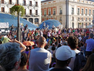 Madrid, İspanya; 19 Haziran 2011. 15-M Hareketi liderliğindeki 19-J protestoları sırasında Madrid 'de büyük bir gösteri. Fotoğraf 19 Haziran 2011 'de Madrid, İspanya' da çekildi.