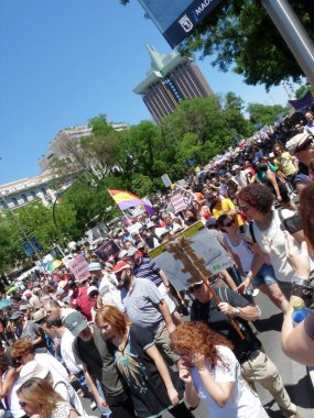 Madrid, İspanya; 19 Haziran 2011. 15-M Hareketi liderliğindeki 19-J protestoları sırasında Madrid 'de büyük bir gösteri. Fotoğraf 19 Haziran 2011 'de Madrid, İspanya' da çekildi.