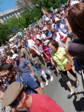 Madrid, İspanya; 19 Haziran 2011. 15-M Hareketi liderliğindeki 19-J protestoları sırasında Madrid 'de büyük bir gösteri. Fotoğraf 19 Haziran 2011 'de Madrid, İspanya' da çekildi.