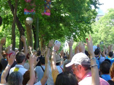 Madrid, İspanya; 19 Haziran 2011. 15-M Hareketi liderliğindeki 19-J protestoları sırasında Madrid 'de büyük bir gösteri. Fotoğraf 19 Haziran 2011 'de Madrid, İspanya' da çekildi.