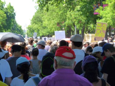 Madrid, İspanya; 19 Haziran 2011. 15-M Hareketi liderliğindeki 19-J protestoları sırasında Madrid 'de büyük bir gösteri. Fotoğraf 19 Haziran 2011 'de Madrid, İspanya' da çekildi.