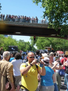 Madrid, İspanya; 19 Haziran 2011. 15-M Hareketi liderliğindeki 19-J protestoları sırasında Madrid 'de büyük bir gösteri. Fotoğraf 19 Haziran 2011 'de Madrid, İspanya' da çekildi.
