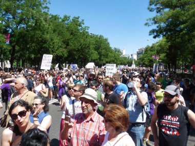 Madrid, İspanya; 19 Haziran 2011. 15-M Hareketi liderliğindeki 19-J protestoları sırasında Madrid 'de büyük bir gösteri. Fotoğraf 19 Haziran 2011 'de Madrid, İspanya' da çekildi.